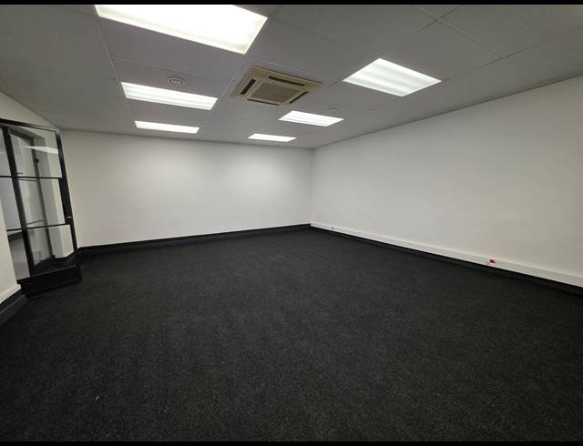 8,300M² WAREHOUSE TO LET IN ROBERTSHAM